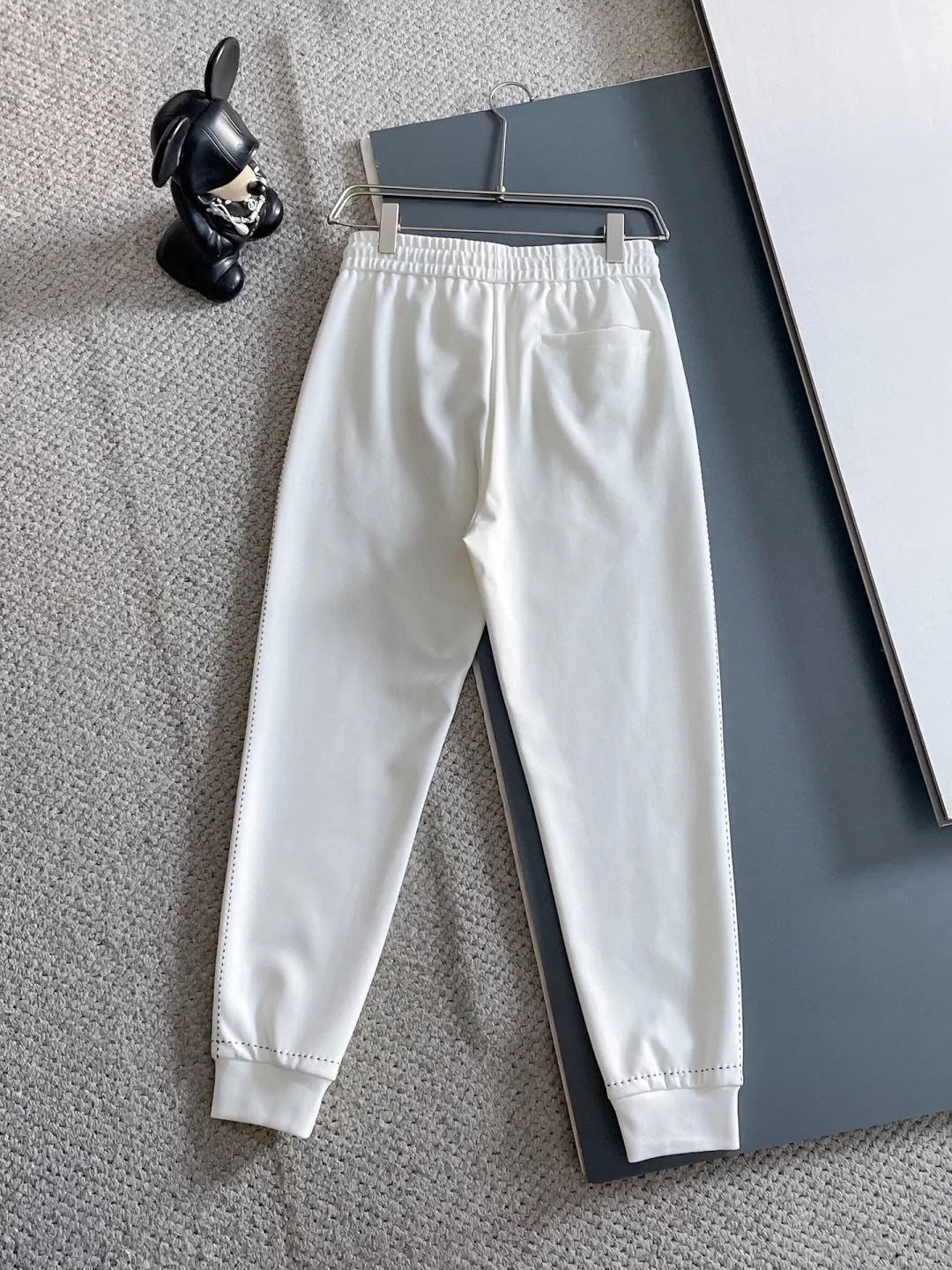 🅿️720 LV hot-selling suit is coming. Focus on the original version of the official website. 2025 new hot-selling cardigan suit. The original order is the best. 🇭🇰The meticulous work of top designers. It has a fitting and perfect upper body effect. All-natural high-quality Tencel Roman cotton 100%, close-fitting comfort, noble and elegant! Original hardware embodies elegance and nobility! Counter size: M-3XL (maximum wear up to 190 pounds)